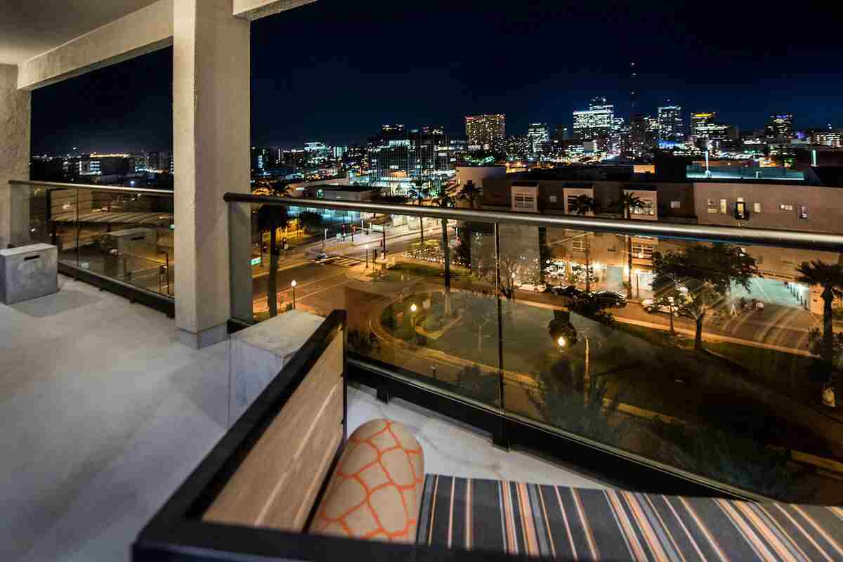 hotels in phoenix az with balconies​