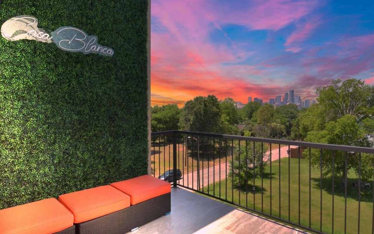 Houston-Hotels-with Balcony