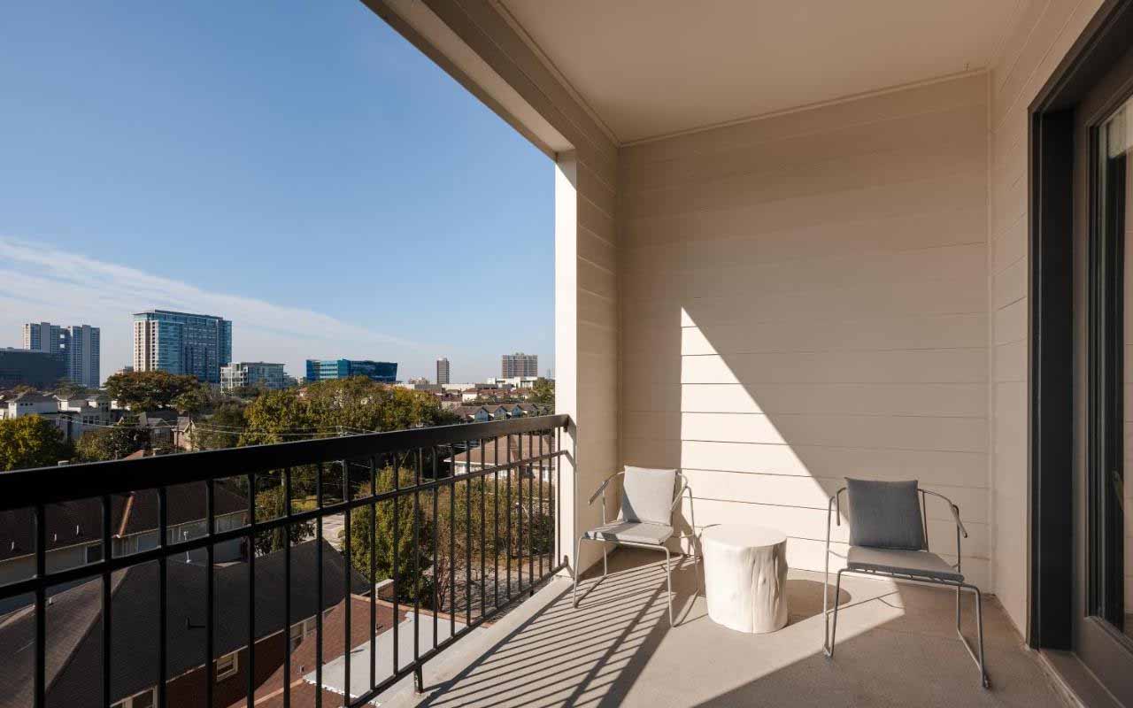 Houston-Hotels with Balconies