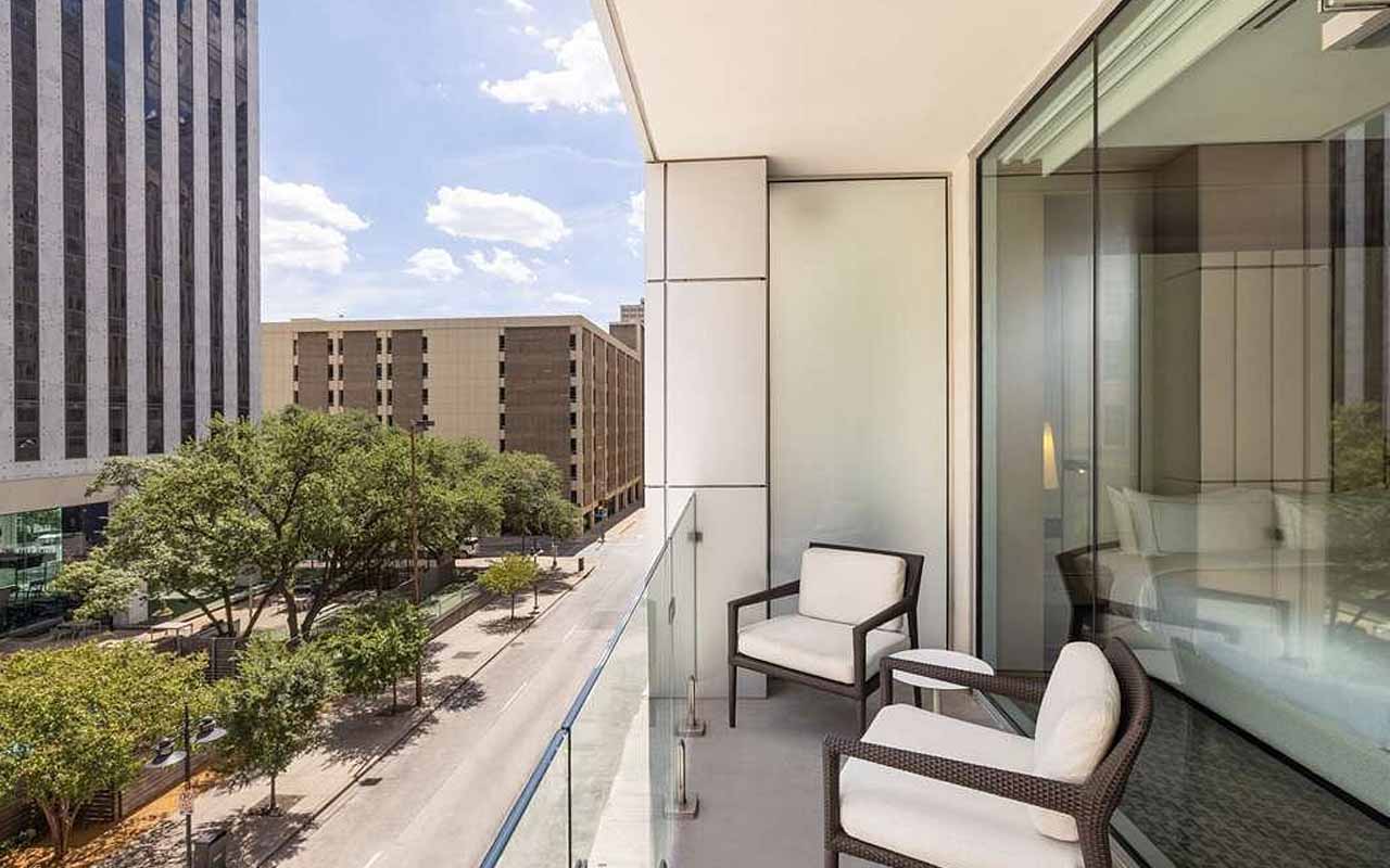 hotels-with balcony dallas