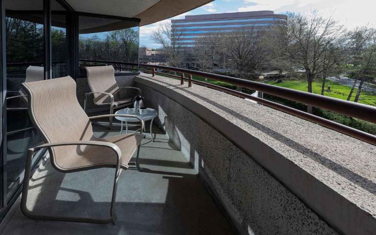 washington-hotel with balcony