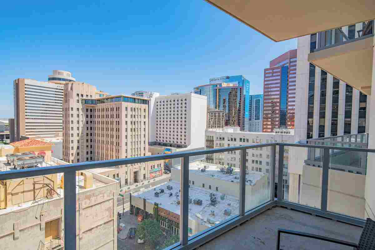 hotels in phoenix az with balconies​