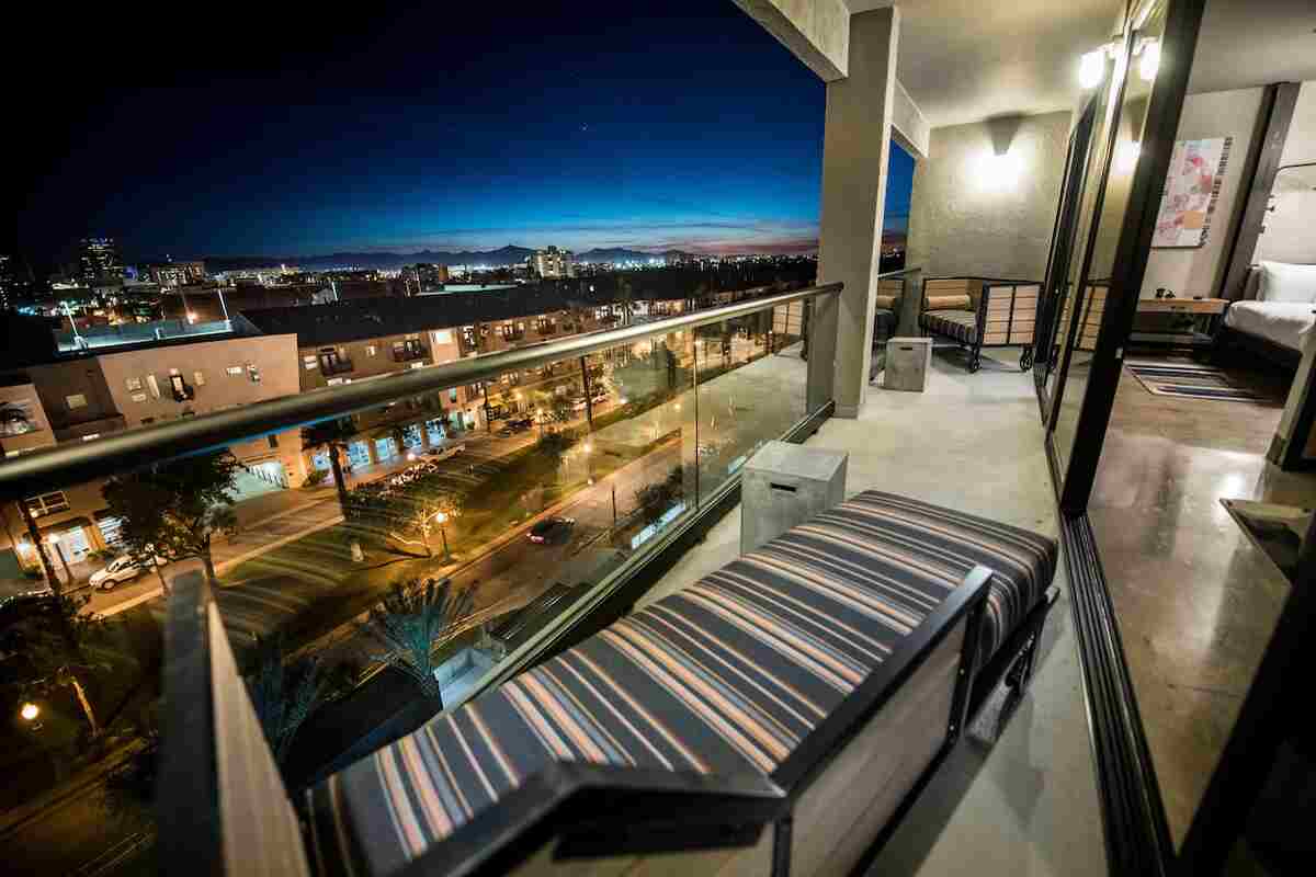 hotels in phoenix az with balconies​