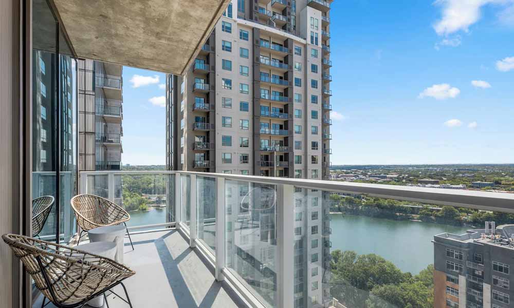 austin hotels with balcony