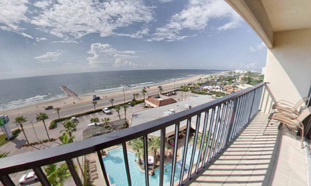 galveston-hotels-on-the beach with balcony