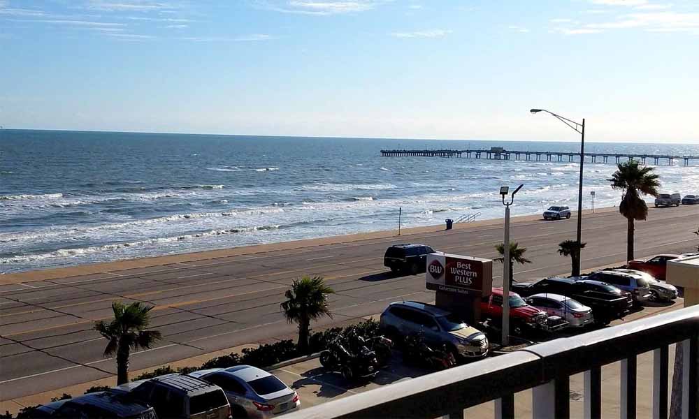 galveston-hotels-on-the-beach with balcony