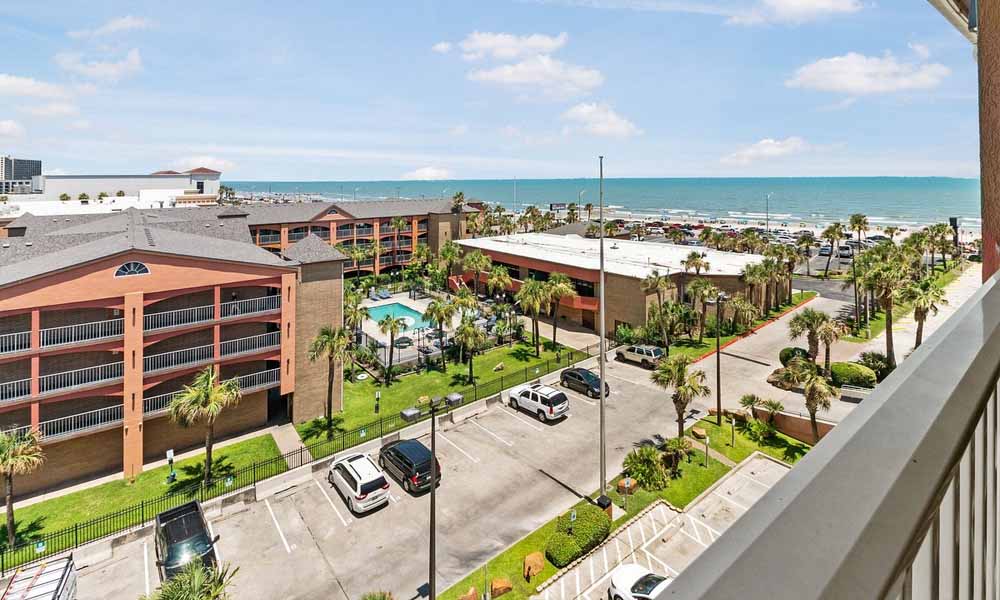 galveston-hotels-on-the-beach-with balcony