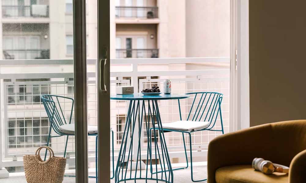 hotels-downtown atlanta with balcony