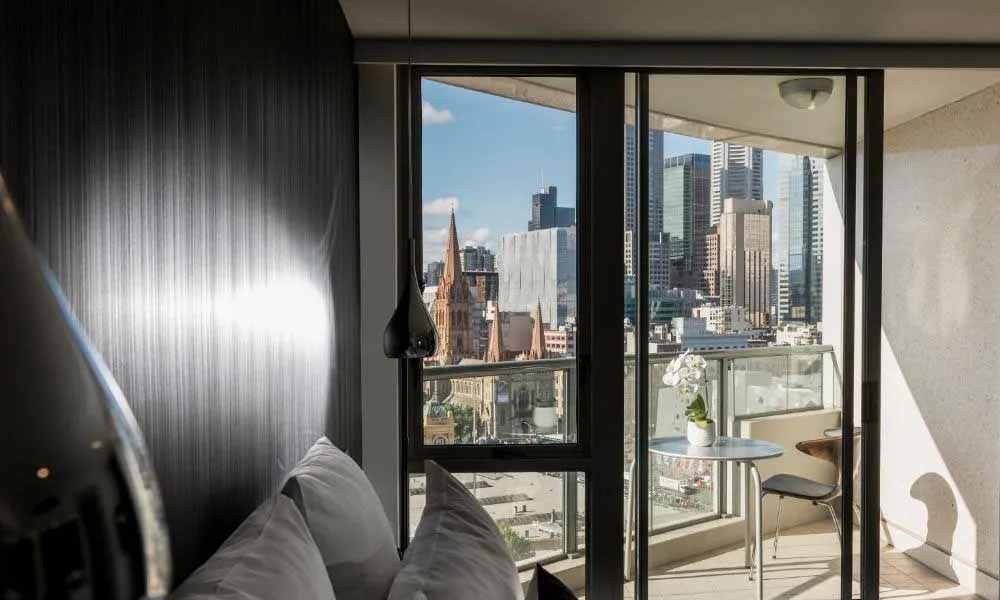 hotels-in-melbourne-with balcony