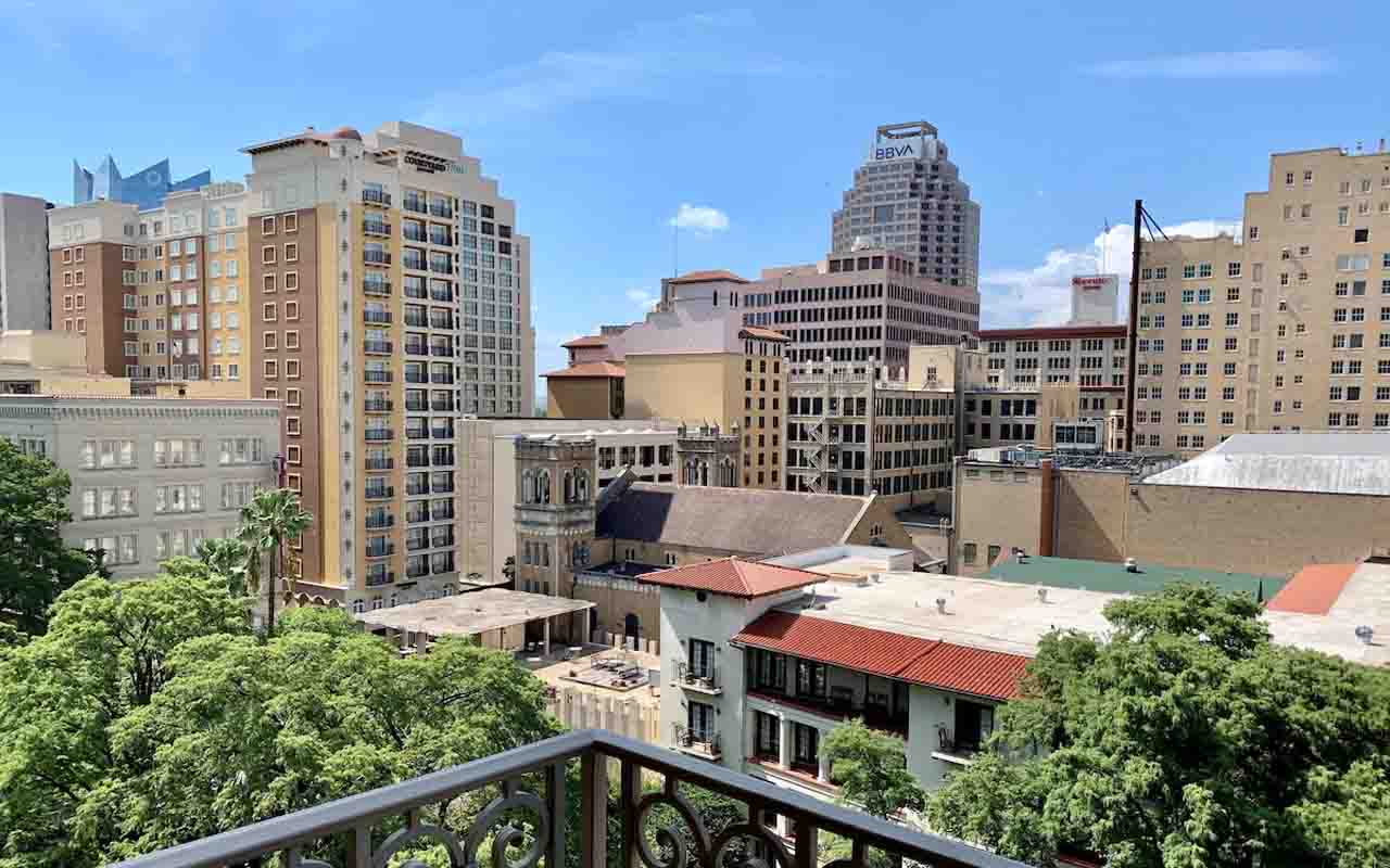 san antonio riverwalk hotels with balcony