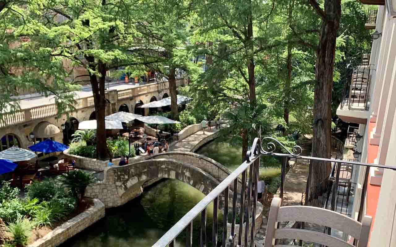 san-antonio riverwalk hotels with-balcony