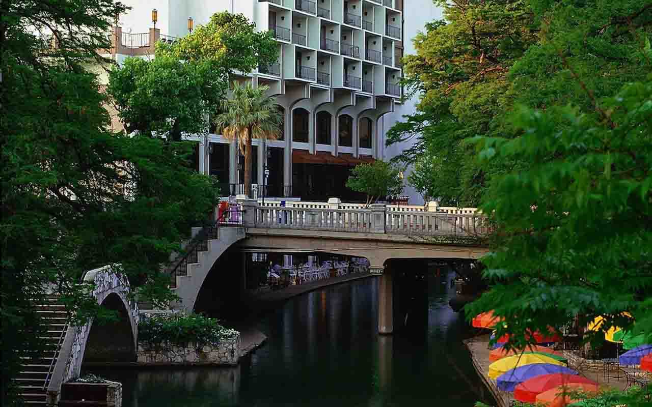 10 Best San Antonio Riverwalk Hotels - C2VydmljZT1pbWFnZXMmc3JjPWh0dHBzJTNBJTJGJTJGaG90ZWxzLXdpdGgtYmFsY29uaWVzLmNvbSUyRndwLWNvbnRlbnQlMkZ1cGxvYWRzJTJGc2FuLWFudG9uaW8tcml2ZXJ3YWxrLWhvdGVscy13aXRoLWJhbGNvbnktMTQuanBnJmNhY2hlTWFya2VyPTE3MDI4MDQ0NTctNzE5MTQmdG9rZW49NjczZjE5NWRhZDdjOGFmNw.q