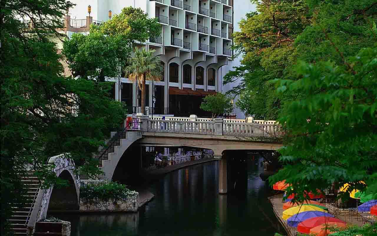san-antonio riverwalk-hotels with-balcony