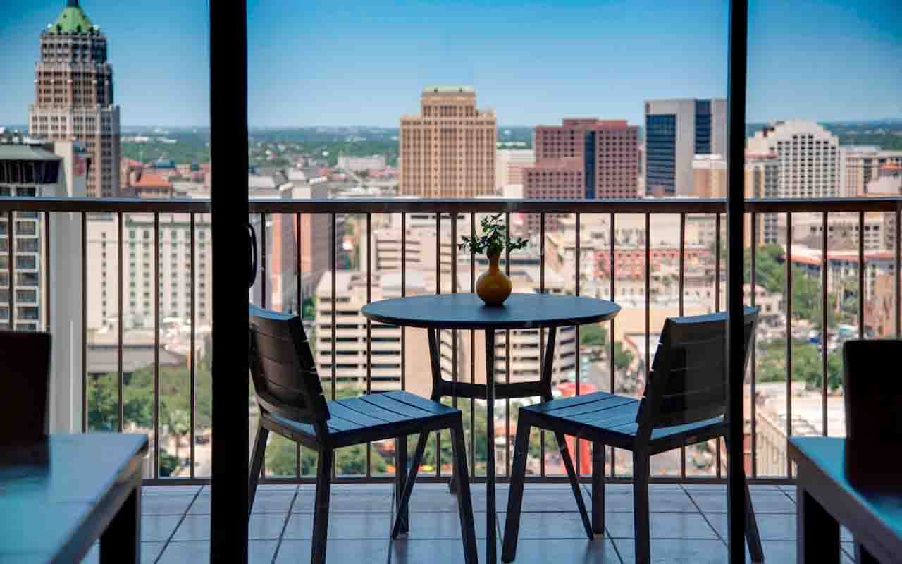 san antonio riverwalk-hotels with balcony