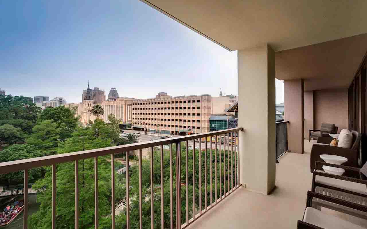 san-antonio riverwalk-hotels-with balcony