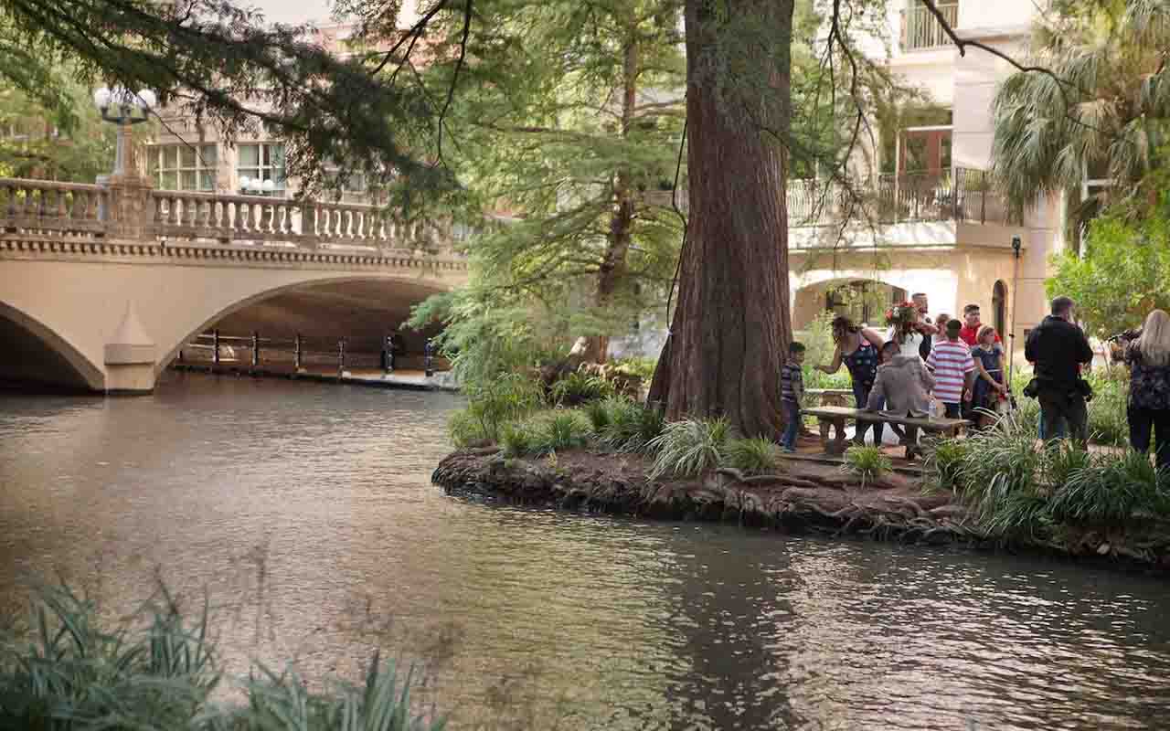 san antonio-riverwalk-hotels-with balcony