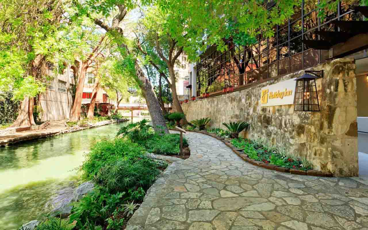 san-antonio-riverwalk-hotels with balcony