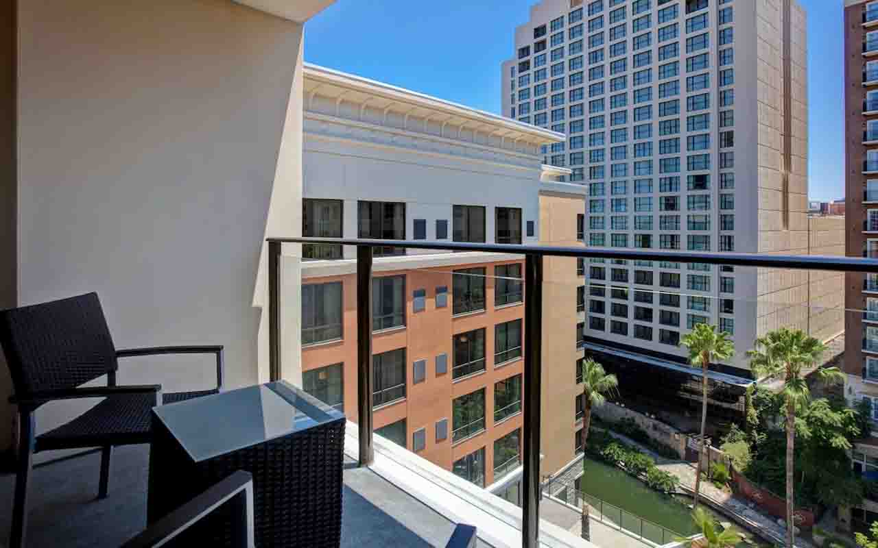 san-antonio-riverwalk-hotels-with balcony