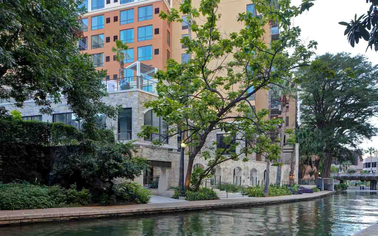 san-antonio-riverwalk-hotels-with-balcony