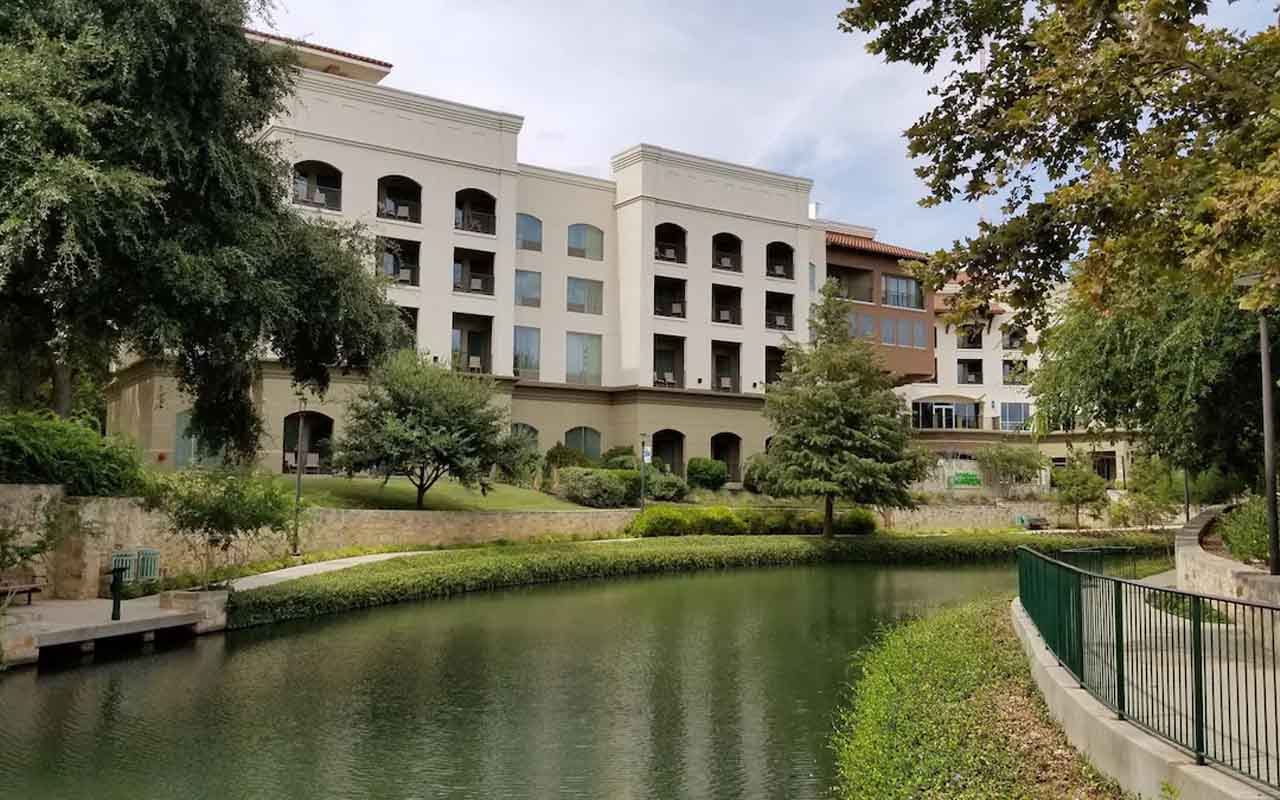 san antonio riverwalk hotels with-balcony