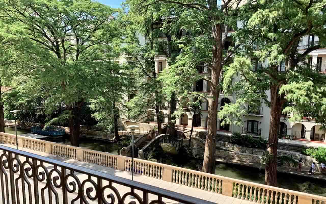 san-antonio riverwalk hotels with balcony