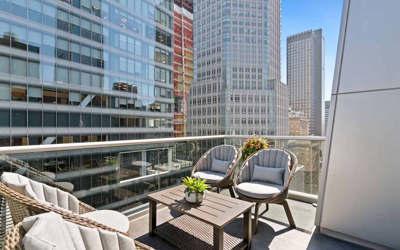 hotel in-manhattan-with-balconies